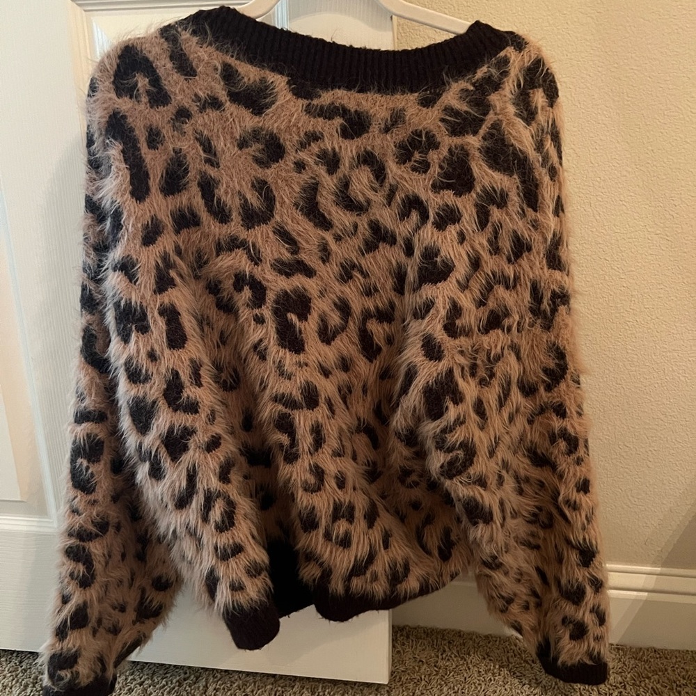 H&M brown cheetah sweater, size L, oversized and comfy